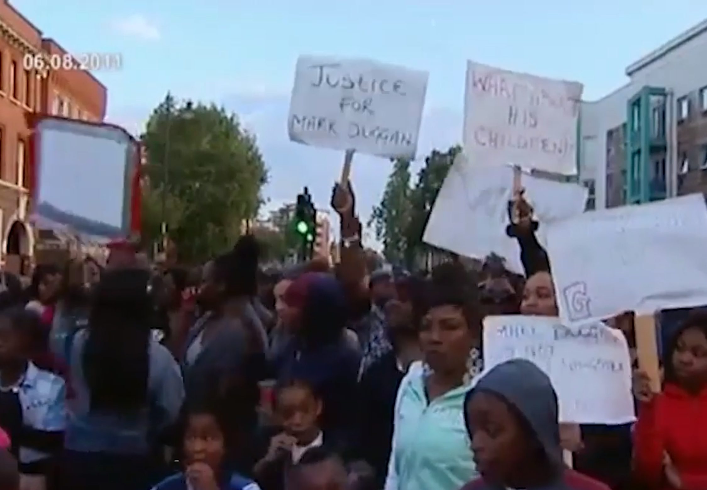Protesters, Tottenham - On 6 August 2011, protesters hold placards outside Tottenham Police Station. (Euronews) Not for reproduction.