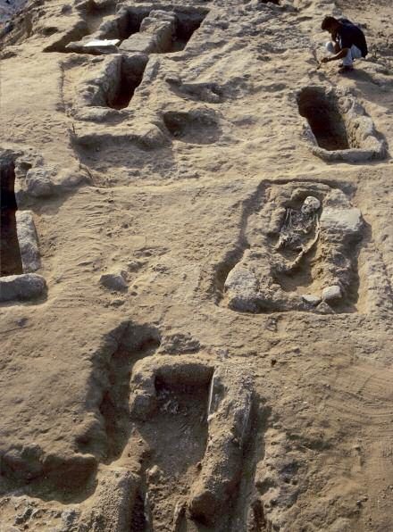  - Fig. 4: A Byzantine cemetery. Image: École Biblique, Mission Archéologique de Gaza: Coopération Franco-Palestinienne 1995-2005, p. 151, fig. 78.