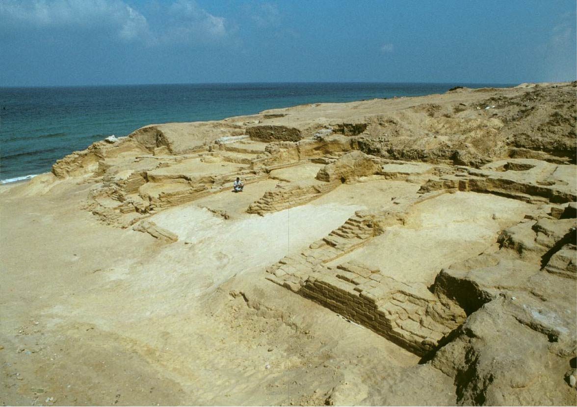  - Fig. 3: The Hellenistic Emporium. Image: École Biblique, Mission Archéologique de Gaza: Coopération Franco-Palestinienne 1995-2005, p. 182-183.