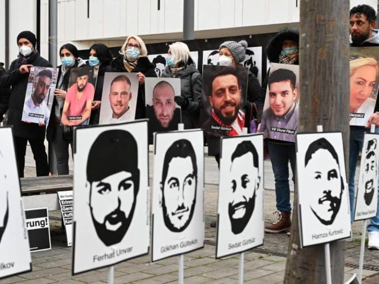 Hanau – bereaved families - Bereaved family members gather outside the Hessen Parliament in Wiesbaden. (Arne Dedert/DPA)