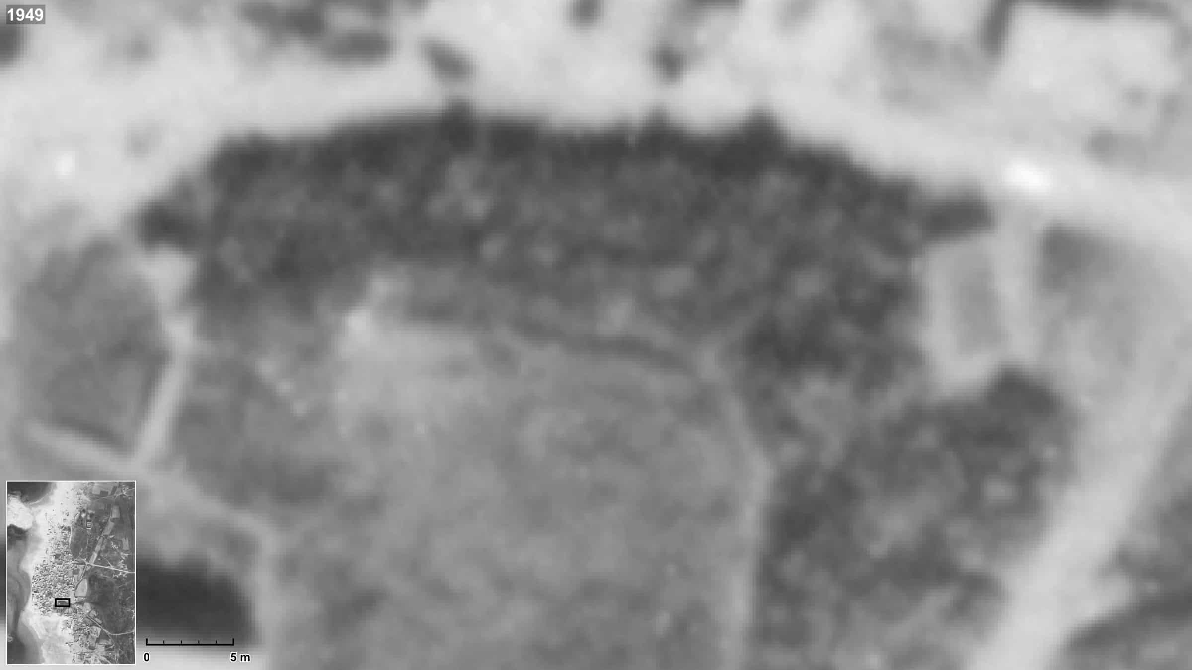 Tantura_13a - Boundary of Earthwork 2 in the IAF 1949 image. Above, without marking; below with an outline of the mound and measurements. (Forensic Architecture, 2023)