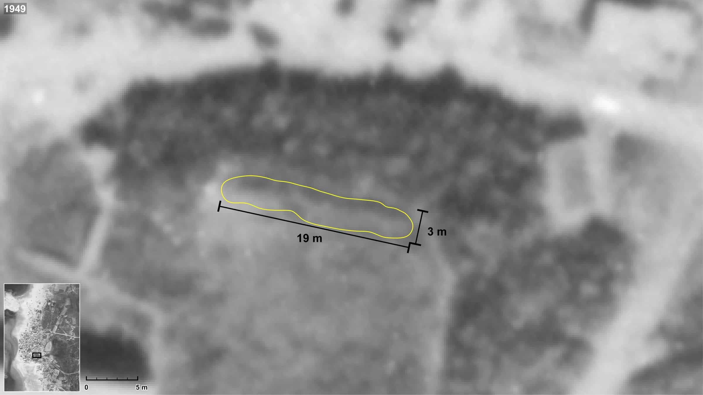 Tantura_13b - Boundary of Earthwork 2 in the IAF 1949 image. Above, without marking; below with an outline of the mound and measurements. (Forensic Architecture, 2023)